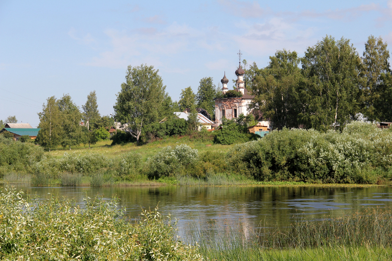 Устюжна. Вид с реки Мологи на Покровскую церковь